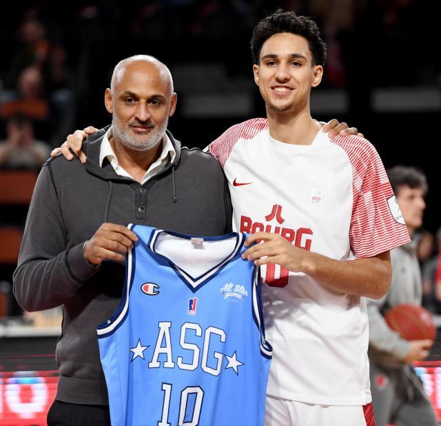 1720751764769064327.jpg stephane-risacher-(a-gauche)-a-remis-le-maillot-a-son-fils-zaccharie-photo-catherine-aulaz-1705605479.jpg